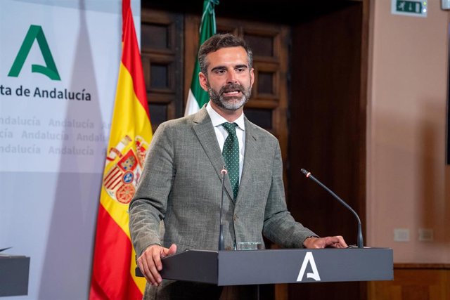El consejero de Sostenibilidad, Medio Ambiente y Economía Azul y portavoz del Gobierno, Ramón Fernández Pacheco, en la rueda de prensa posterior al Consejo de Gobierno andaluz en el Palacio de San Telmo, a 25 de abril de 2023 en Sevilla (Andalucía, España