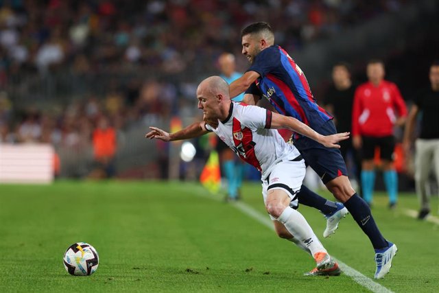 Archivo - Jordi Alba e Isi Palazón en el Barcelona-Rayo de la primera vuelta de LaLiga Santander