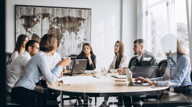 Archivo - Los sindicatos piden una subida salarial del 22% en cuatro años para las agencias de viajes.