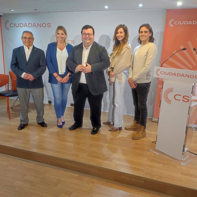 El concejal de Ciudadanos en el Ayuntamiento de Oviedo Luis Pacho y varios integrantes de la candidatura municipal de la formación para las elecciones del 28 de mayo