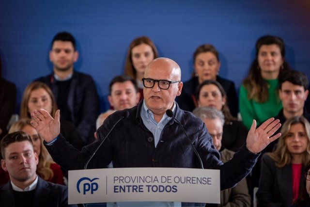 El presidente de PP de la provincia de Ourense, Manuel Baltar, interviene durante un acto del Partido Popular de Galicia, a 1 de abril de 2023, en Santa Cruz de Arrabaldo, Ourense, Galicia (España). 