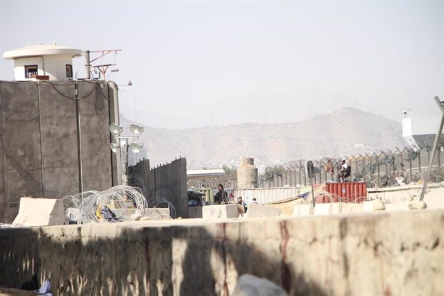 Archivo - Imagen de archivo del aeropuerto de Kabul (Afganistán) tras sufrir un atentado por parte de la filial de Estado Islámico en el país