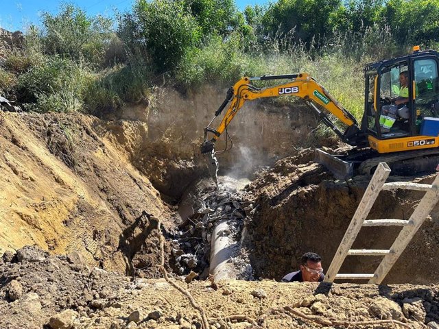 Camiones cisterna llevarán agua a Vejer y Conil tras una avería que ha dejado sin suministro a sus vecinos