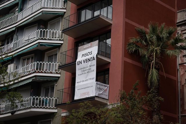 Cartel de venta en una fachada de un edificio, a 25 de abril de 2023, en Barcelona, Catalunya (España). 