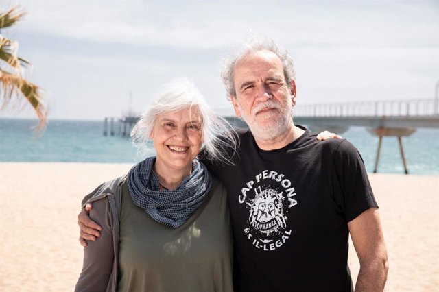 La candidata Dolors Sabater i l'actor Willy Toledo al pont del Petroli de Badalona (Barcelona)