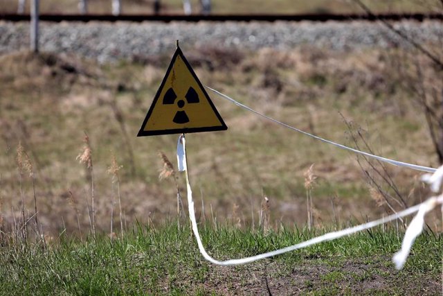 Archivo - Señal en la zona de exclusión de la central nuclear de Chernóbil