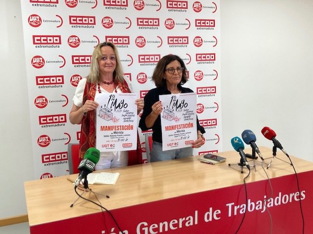 Encarna Chacón y Patrocinio Sánchez muestran el cartel de lamanifestación por el Primero de Mayo.