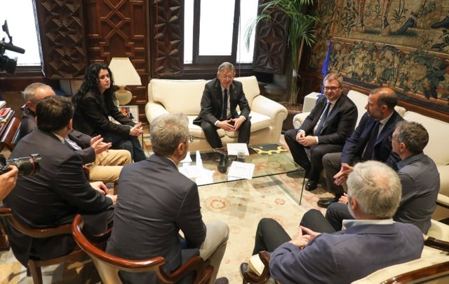 Representantes de las principales actividades empresariales, de sindicatos y de asociaciones de Castellón han presentado al 'president' de la Generalitat, Ximo Puig, un Manifiesto en defensa de la economía de la provincia.