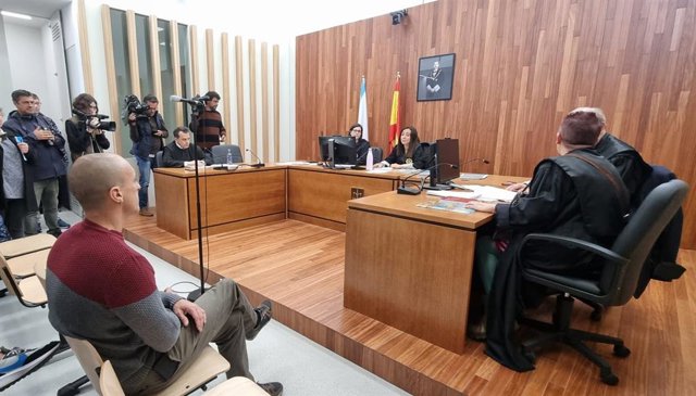 El policía de Vigo investigado por supuesta violación reconoce un "encuentro casual" pero niega amenazas.