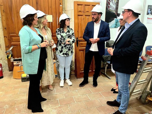 Visita a las obras del consultorio de Torres.