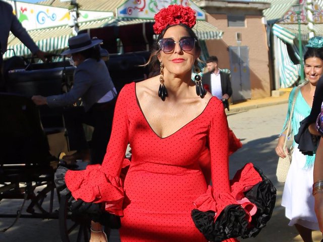 Paz Padilla, de rojo pasión en la Feria de Sevilla