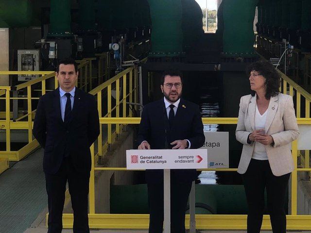 El director de la Agència Catalana de l'Aigua (ACA), Samuel Reyes; el presidente de la Generalitat, Pere Aragonès, y la consellera de Acción Climática, Agricultura y Alimentación de la Generalitat, Teresa Jordà, en la desalinizadora del Llobregat.