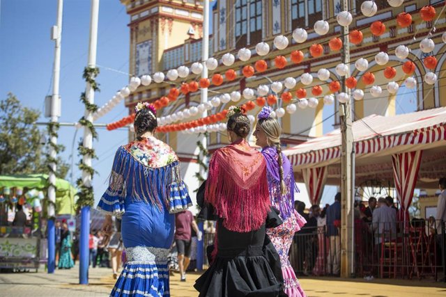 Flamencas en el real de la Feria de Sevilla 2023.