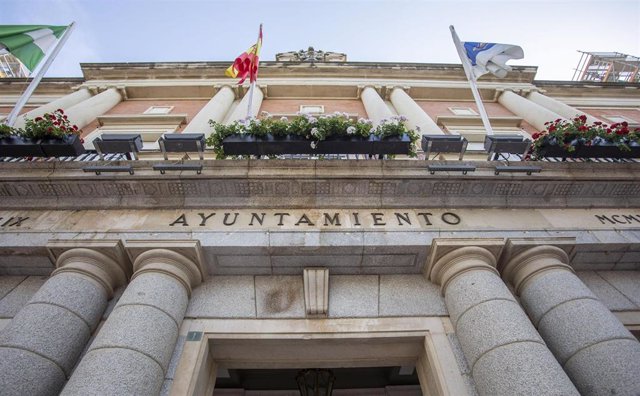 Archivo - Fachada del Ayuntamiento de Huelva.