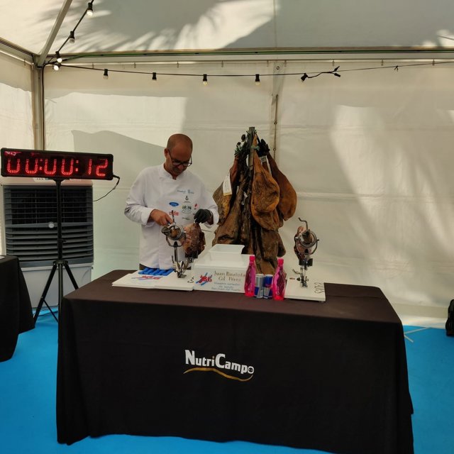 El maestro cortador onubense Juan Bautista en el inicio de su reto para conseguir el Récord Guinnes de horas cortando jamón.