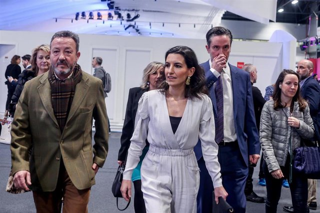 Archivo - La presidenta de VOX Madrid y candidata a la Presidencia de la Comunidad de Madrid, Rocío Monasterio (c), y los diputados de VOX en la asamblea de Madrid, Íñigo Henríquez de Luna Losada (i) y José Luis Ruiz Bartolomé (d), asisten al acto de cele