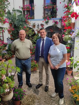 José María Bellido con Ana Balbuena y Marcial Gómez, cuidadores del patio ubicado en el número 6 de la calle Pedro Fernández.