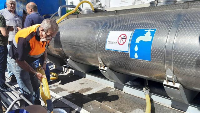 Cubas de agua no potable instaladas en Vejer tras la avería que ha dejado sin agua al municipio