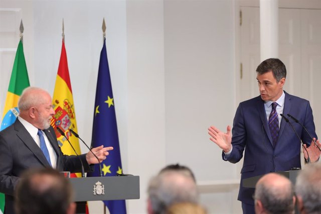 El presidente del Gobierno, Pedro Sánchez (d), junto al presidente de la República Federativa de Brasil, Lula da Silva (i), en una rueda de prensa durante un viaje oficial a España, en el Palacio de La Moncloa, a 26 de abril de 2023, en Madrid (España).  