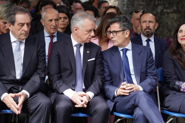 El Lehendakari, Iñigo Urkullu, y el ministro de la Presidencia, Félix Bolaños, durante el 86 aniversario del bombardeo de Gernika