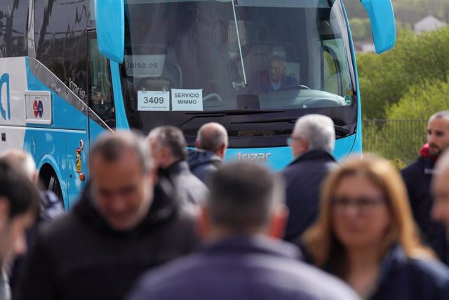 Varias personas durante una huelga del transporte de viajeros, en la estación de autobuses de Santiago, a 31 de marzo de 2023, en Santiago de Compostela, A Coruña, Galicia (España). La huelga, convocada por la Confederación Intersindical Galega (CIG), Com