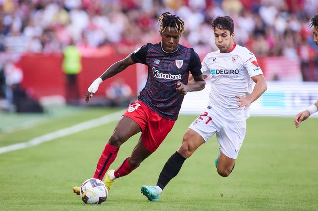 Archivo - Nico Williams y Óliver Torres pelean por un balón en el Sevilla-Athletic Club de LaLiga Santander 2022-2023