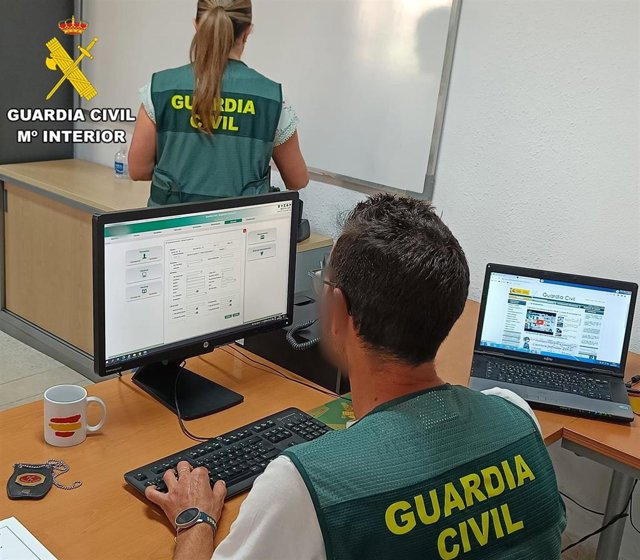 Investigadores de la Guardia Civil.