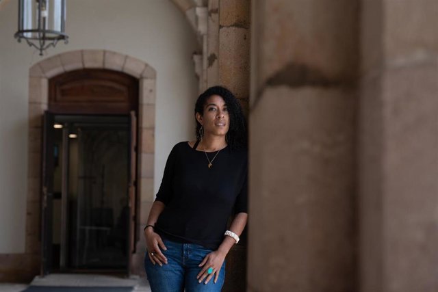 La candidata de la CUP a la Alcaldía de Barcelona, Basha Changue, posa durante una entrevista de Europa Press.