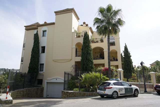 Un vehículo de la Guardia Civil en el lugar donde se han encontrado restos humanos en Benahavís