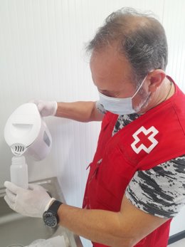 Personal de Cruz Roja atendiendo a personas que han llegado en patera a Altea (Alicante).