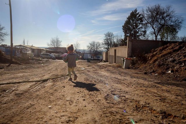 Archivo - Una niña camina en la Cañada Real.