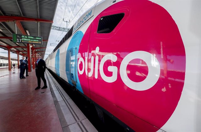El logo de Ouigo sobre un tren en el andén durante la inauguración de la línea de Ouigo entre Madrid, Albacete y Alicante, en la Estación de Madrid-Chamartín-Clara Campoamor