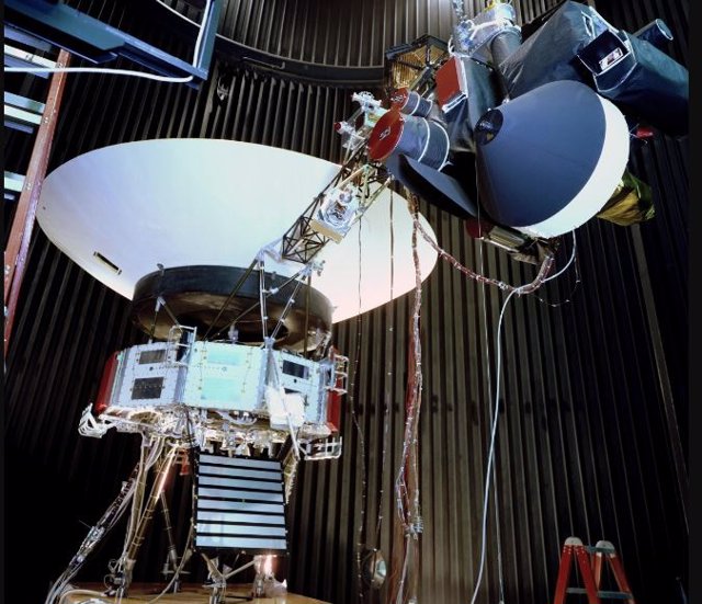 El Modelo De Prueba De La Voyager, Mostrado En Una Cámara De Simulación Espacial En El JPL En 1976, Era Una Réplica De Las Sondas Espaciales Gemelas Voyager Que Se Lanzaron En 1977.