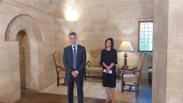 La consellera de Hacienda y Relaciones Exteriores, Rosario Sánchez, y el embajador de Suecia, Teppo Tauriainen.