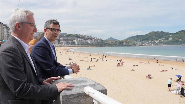 El candidato a diputado general de Gipuzkoa, José Ignacio Asensio (1i), y el ministro de la Presidencia, Relaciones con las Cortes y Memoria Democrática, Félix Bolaños (2i), durante un acto político del PSE-EE, a 27 de abril de 2023, en San Sebastián