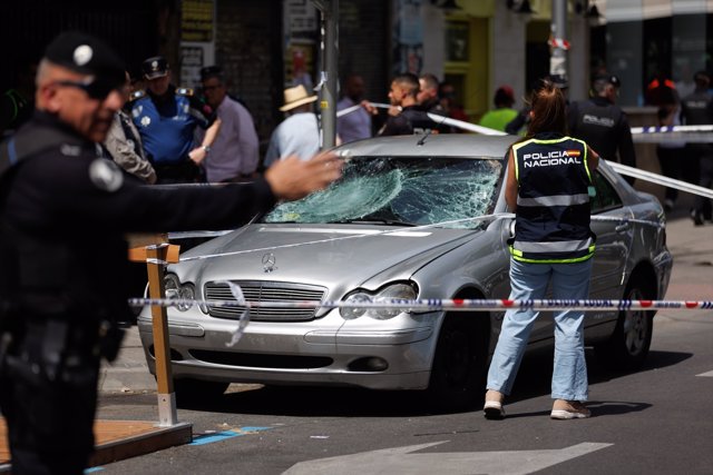 Una agente de la policía nacional toman pruebas del coche con el que han sido atropelladas varias personas, en el Paseo de Extremadura, a 27 de abril de 2023, en Madrid, (España).