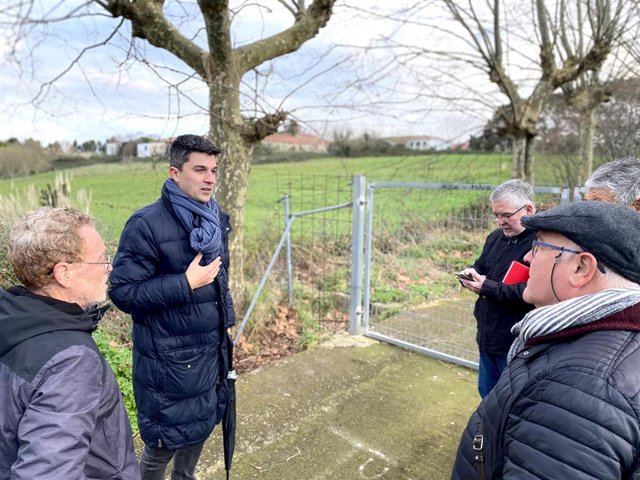 Archivo - El portavoz del PSOE y candidato a la Alcaldía de Santander, Daniel Fernández, visita La Remonta