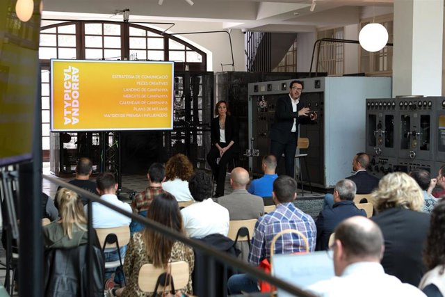 Betim Budzaku durante la presentación de la campaña turística de verano