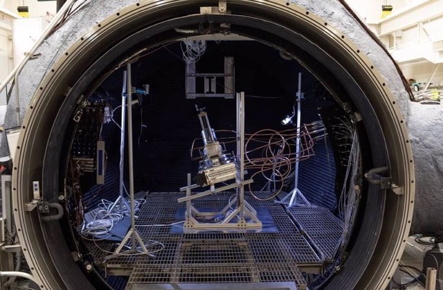 Un reactor láser y carbotérmico de alta potencia ubicado dentro de la cámara de prueba de la Demostración de Reducción Carbotérmica (CaRD) de la NASA en el Centro Espacial Johnson de la NASA.