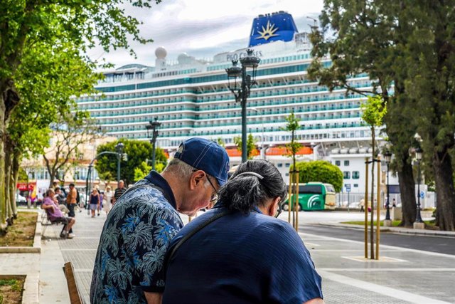 Turistas del crucero anclado en el puerto de Cádiz visitan la ciudad con ayuda de un mapa  a 27 de abril del 2023. 