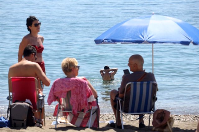 Cientos de personas en la playa de La Malagueta por las altas temperaturas de estos días. A 25 de abril de 2023, en Málaga (Andalucía, España). 