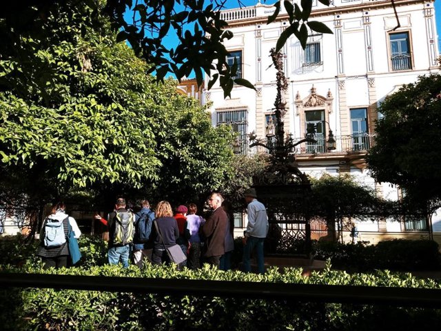 Archivo - Turistas por el barrio de Santa Cruz.