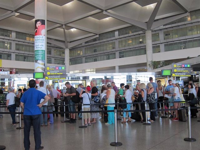 Archivo - Turistas en el aeropuerto de Málaga-Costa del Sol