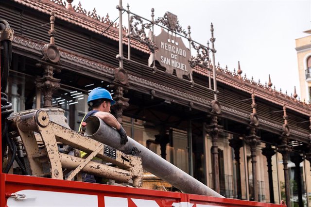 Un obrero trabaja frente al Mercado de San Miguel, a 28 de abril de 2023, en Madrid (España).