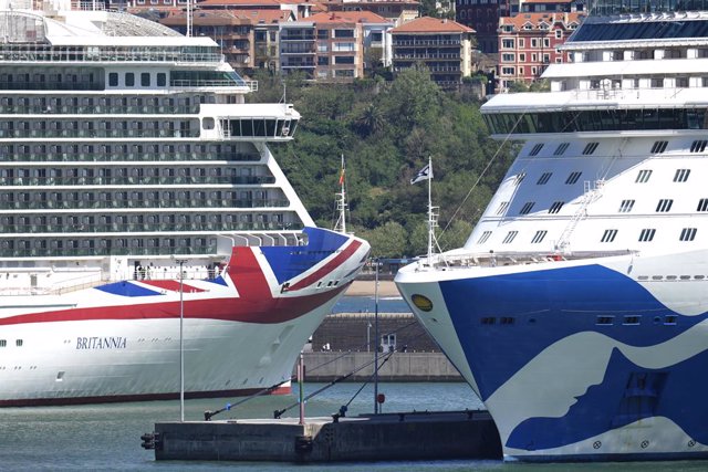 Archivo - Dos cruceros en el Puerto de Bilbao, a 12 de abril de 2022, en Bilbao, Vizcaya, País Vasco (España). 