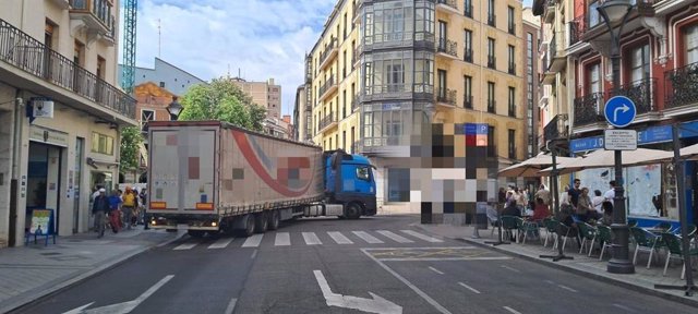 Sucesos.- Un camión de cinco ejes se queda encajonado en el centro de Valladolid y bloquea el tráfico una media hora