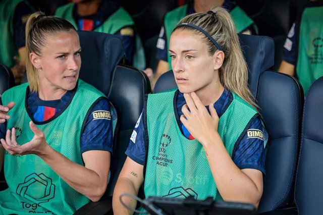 Alexia Putellas junto a Ana Crnogorcevic en el banquillo durante el FC Barcelona-Chelsea de la Liga de Campeones 2022-2023