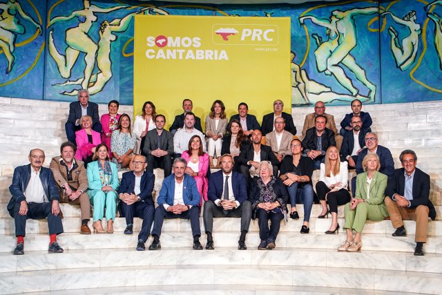 Los integrantes de la candidatura del PRC en Santander junto a varios miembros del partido