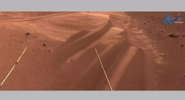 Una duna de arena marciana fotografiada por el rover Zhurong de China antes de entrar en hibernación en mayo de 2022.