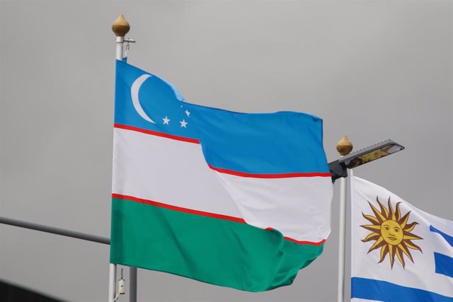 Archivo - Bandera de Uzbekistán